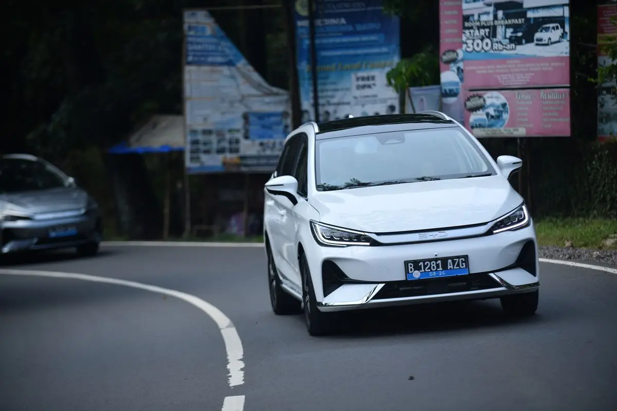 Cara Mengemudikan Mobil Listrik di Tanjakan Agar Aman