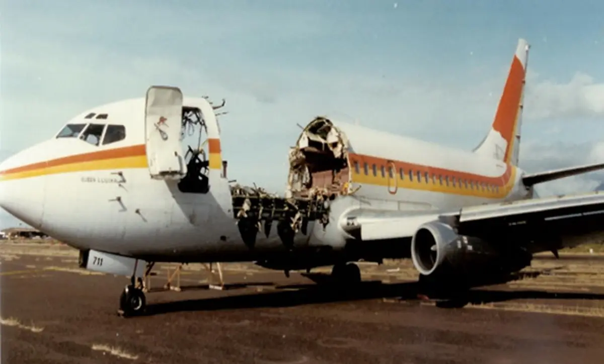 Kabin pesawat robek Aloha Airlines