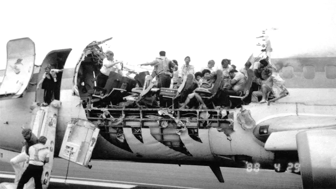 Tragedi Aloha Airlines 243: Mendarat Selamat Pramugari Tewas